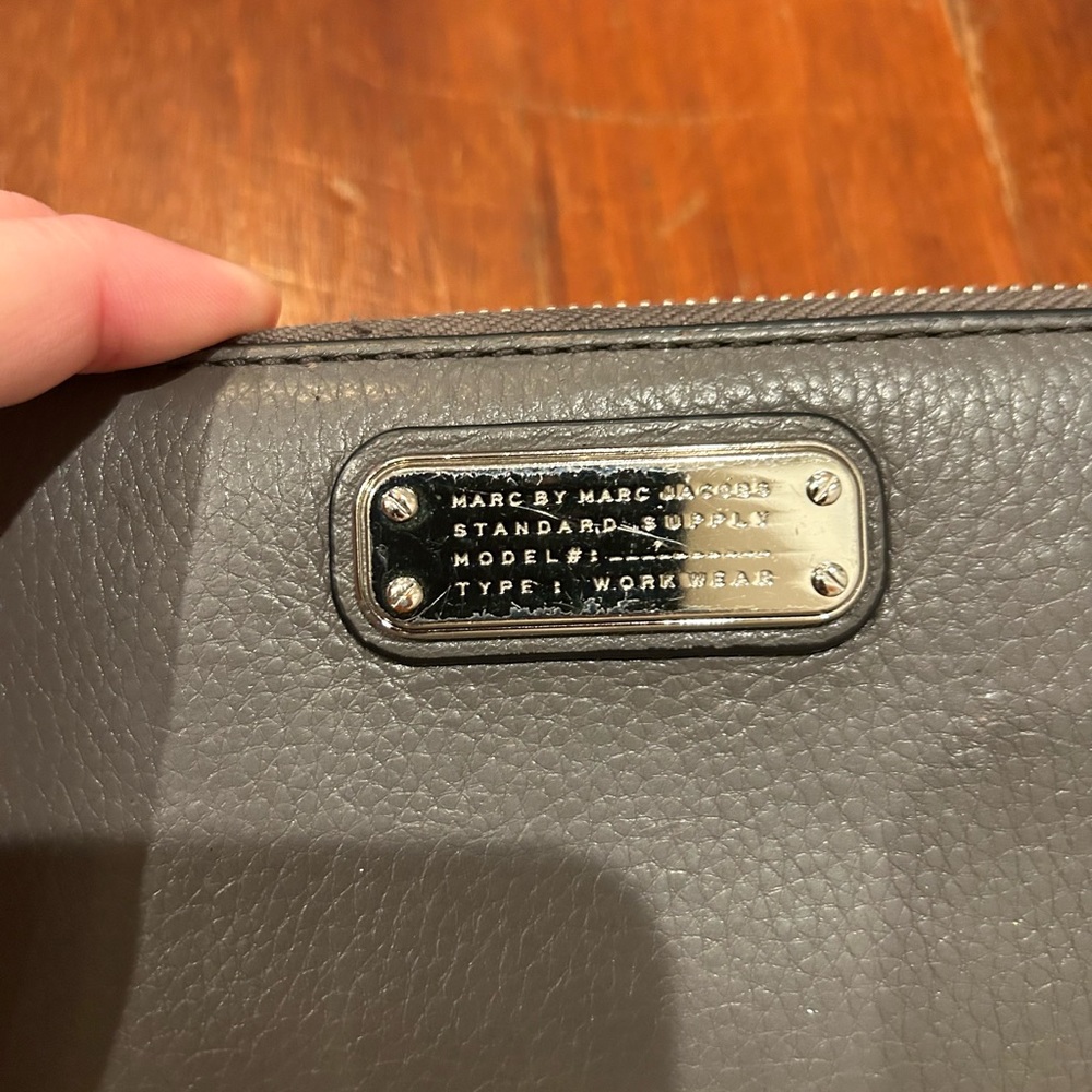 MARC by MARC JACOBS Classic Q Wingman Wallet Wristlet MUSHROOM Grey Gray